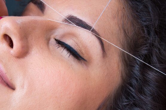 Depilazione con filo arabo largo